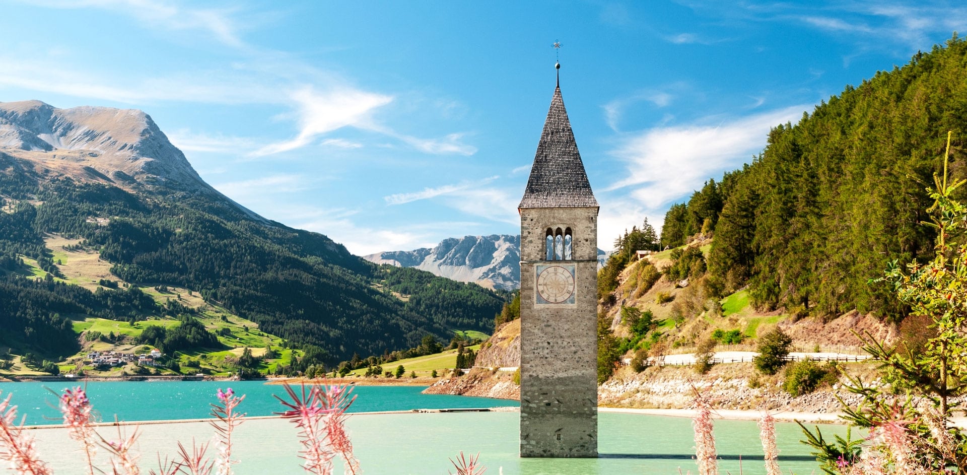 Versunkener Kirchturm im Reschensee in Vinschgau