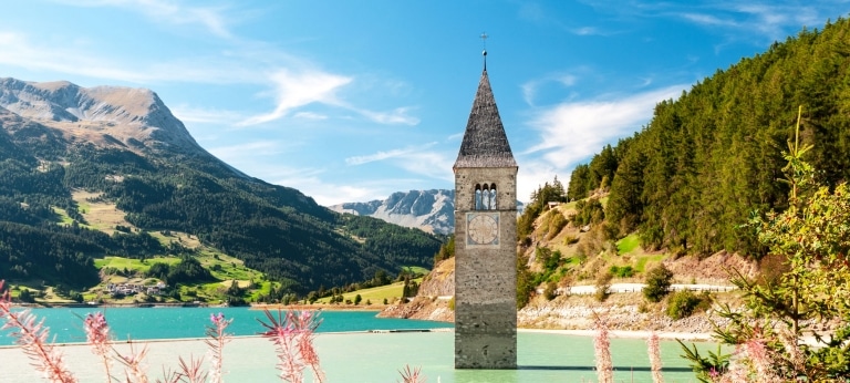 Versunkener Kirchturm im Reschensee in Vinschgau