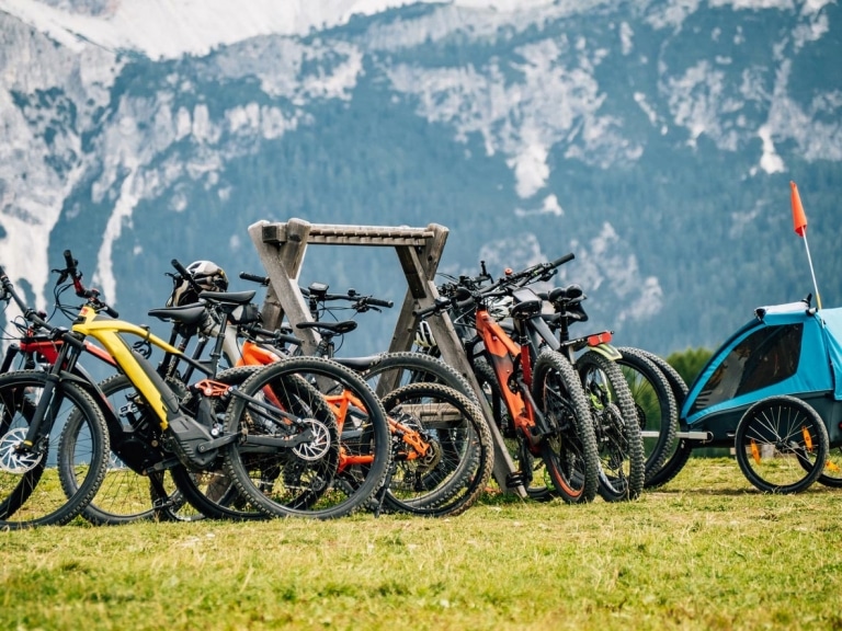Bunte Mountainbikes angelehnt an einen Bike-Ständer