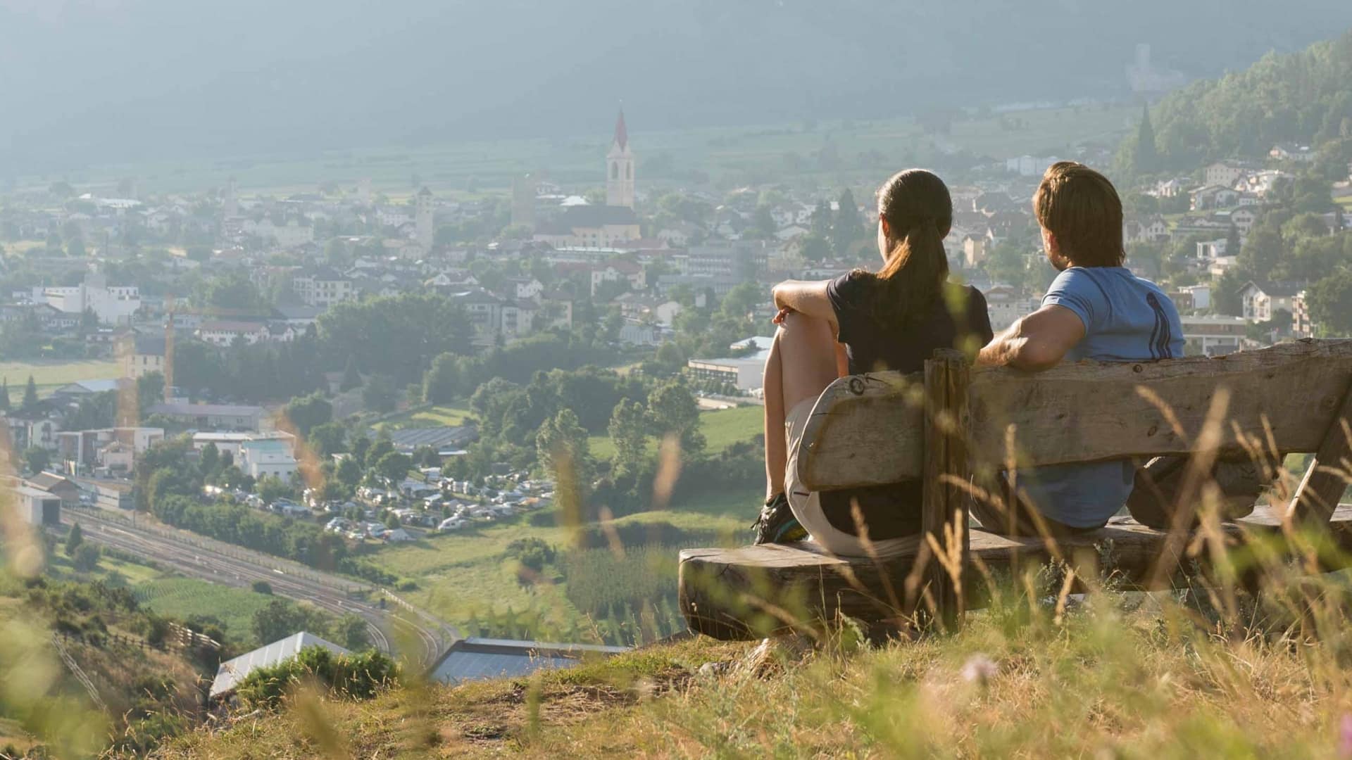 Mann und Frau sitzen auf einer Bank und blicken auf Mals © IDM Südtirol-Alto Adige/Alex Filz